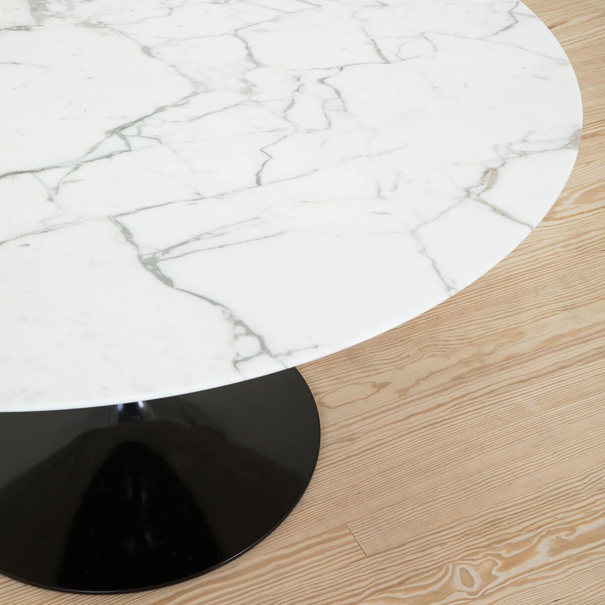 Mesa Tulip Saarinen Round 137 Arabescato Base negra - Knoll