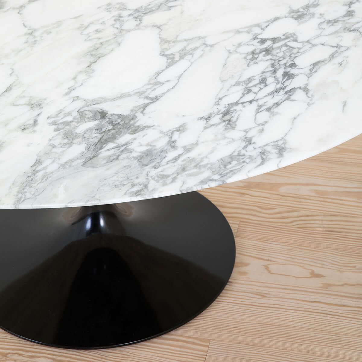 Mesa Tulip Saarinen Round 152 Arabescato y base negra - Knoll