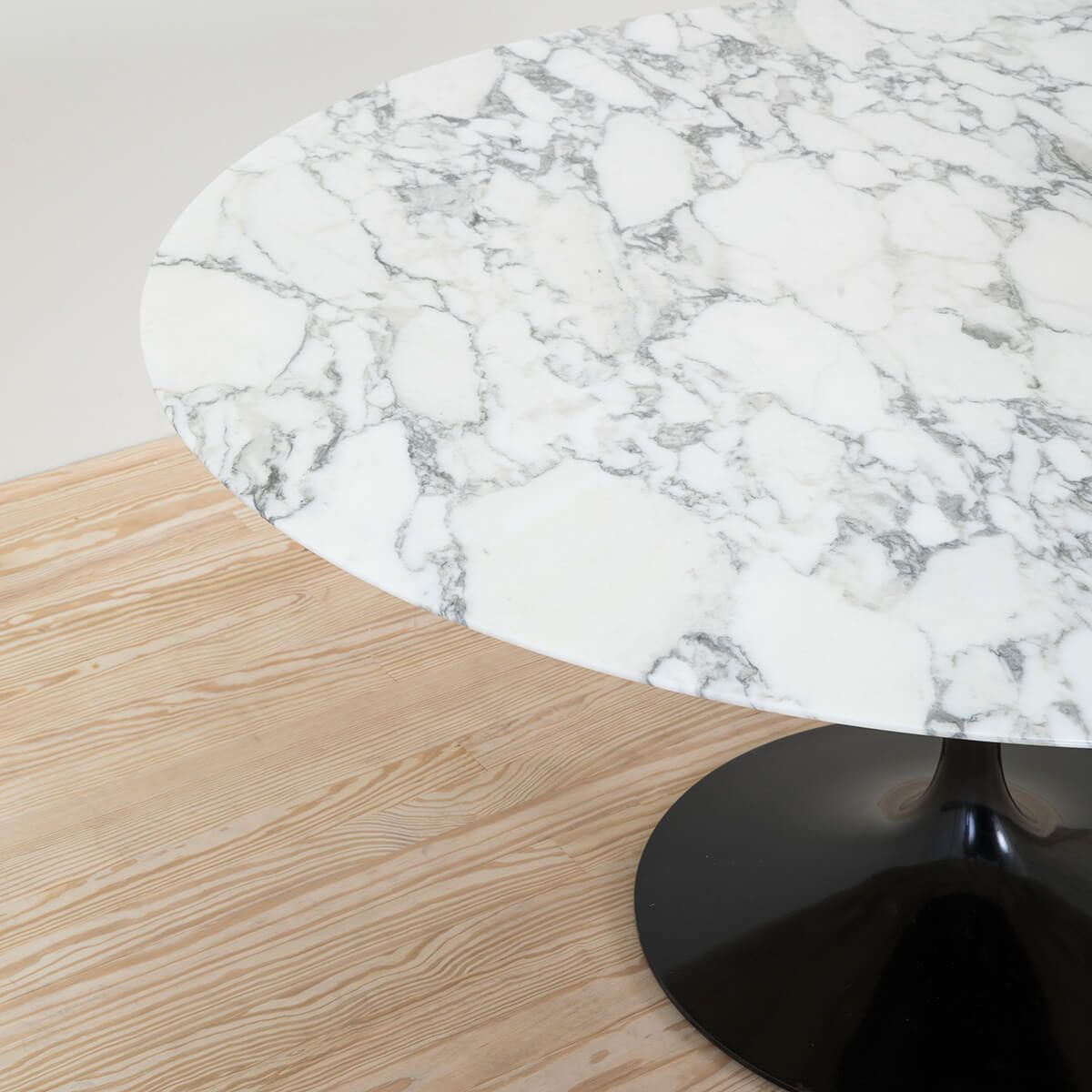 Mesa Tulip Saarinen Round 152 Arabescato y base negra - Knoll