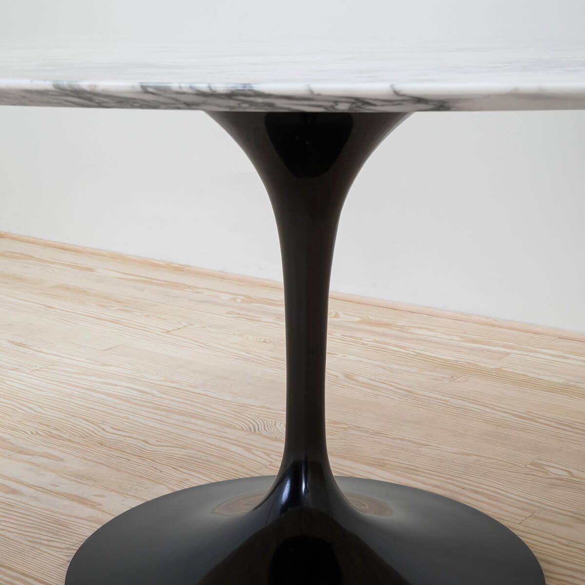 Mesa Tulip Saarinen Round 152 Arabescato y base negra - Knoll