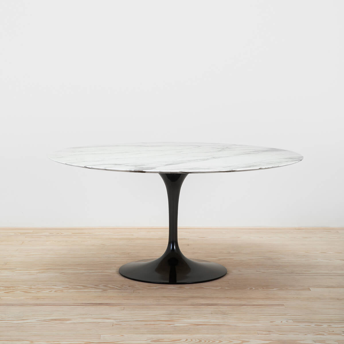 Mesa Tulip Saarinen Round 152 Calacatta Base negra- Knoll