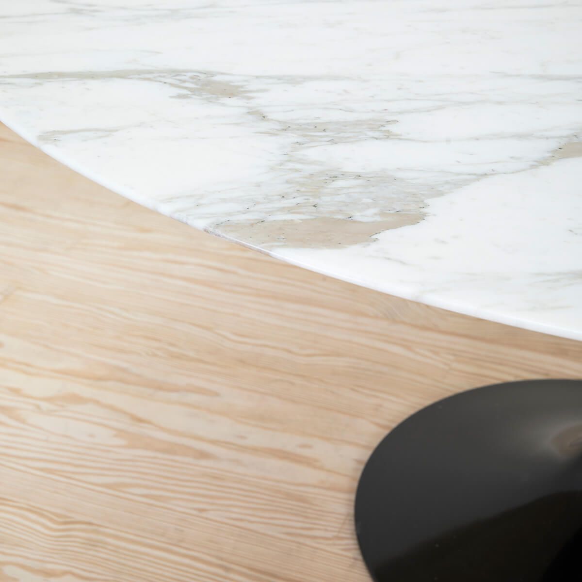 Mesa Tulip Saarinen Round 152 Calacatta Base negra - Knoll