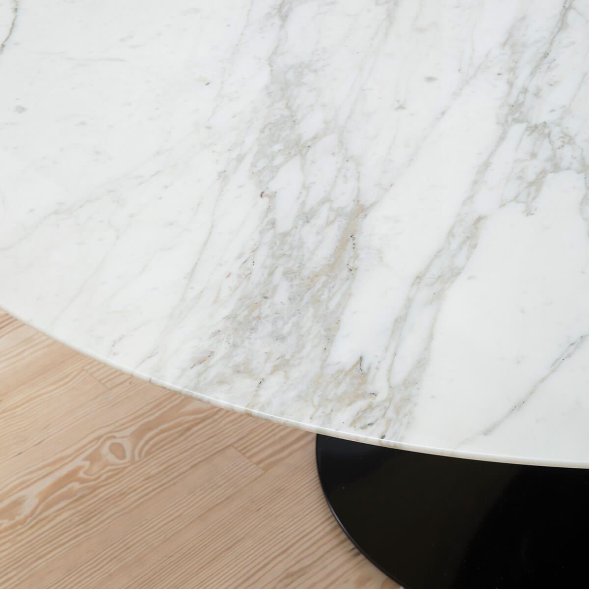 Mesa Tulip Saarinen Round 152 Calacatta Base negra - Knoll