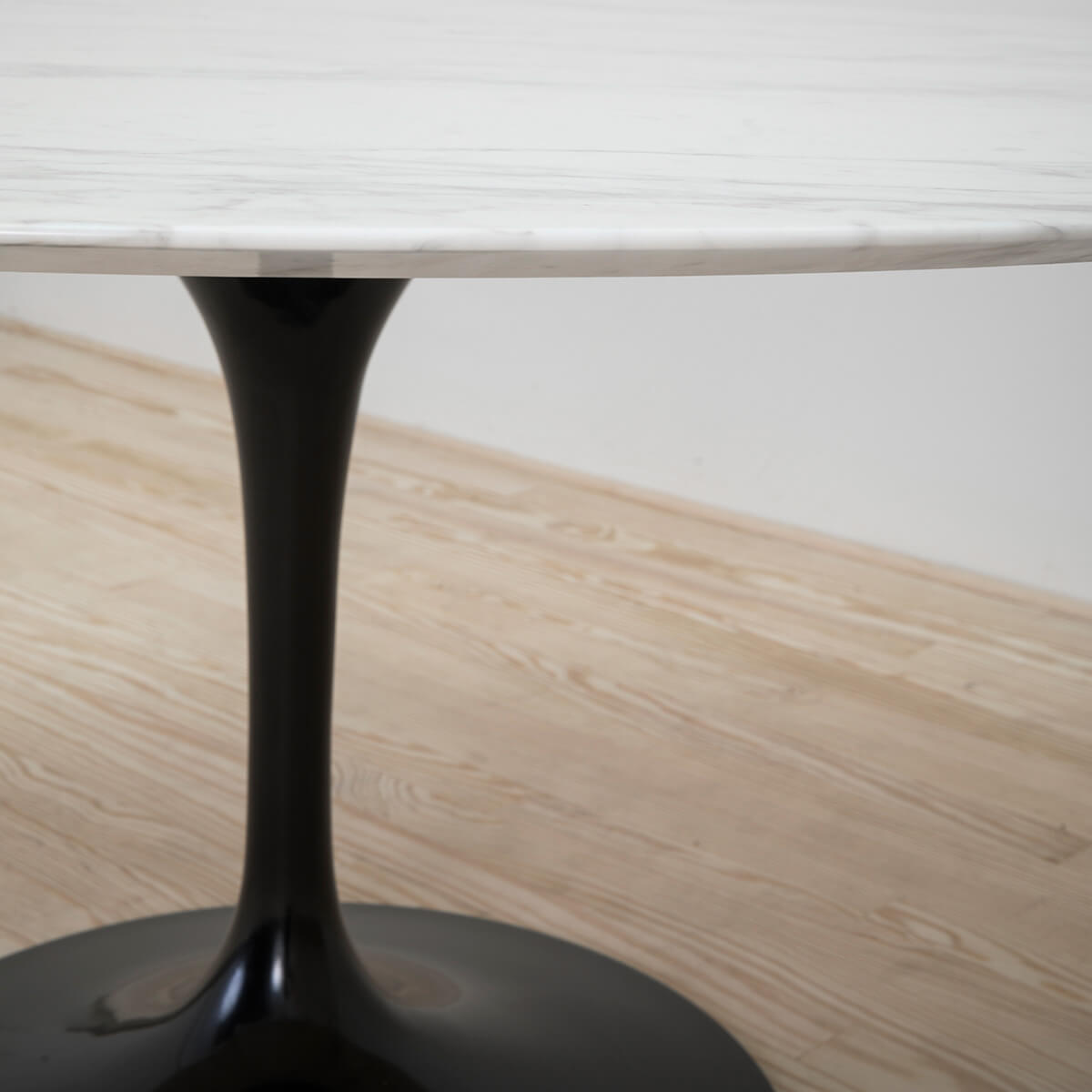 Mesa Tulip Saarinen Round 152 Calacatta Base negra - Knoll