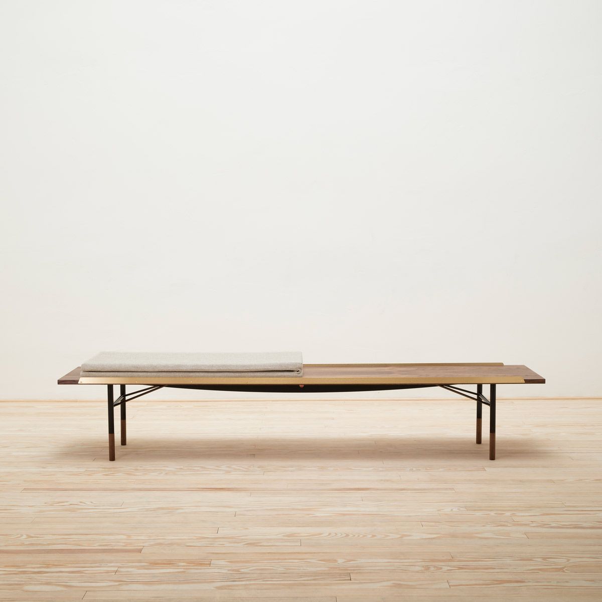 Banco Bench Brass 225 - House of Finn Juhl