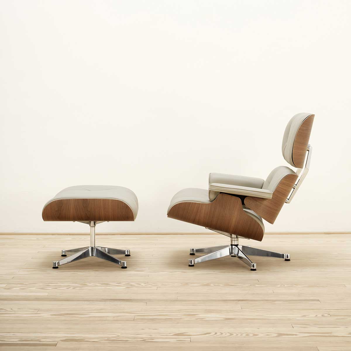 Eames Lounge Chair & Ottoman Nogal/Arena - Vitra Eames Lounge Chair & Ottoman Nogal/Arena - Vitra