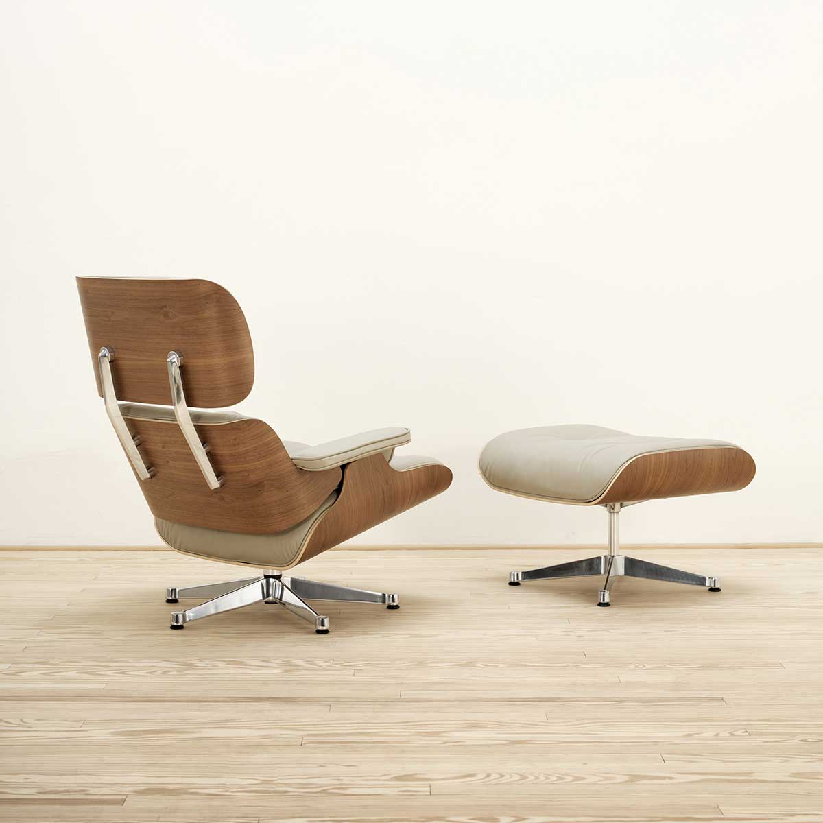 Eames Lounge Chair & Ottoman Nogal/Arena - Vitra Eames Lounge Chair & Ottoman Nogal/Arena - Vitra