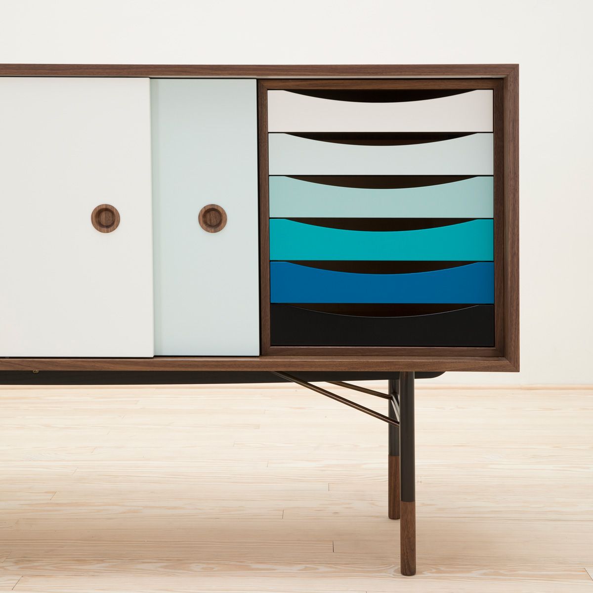 Aparador Sideboar azul nogal - House of Finn Juhl