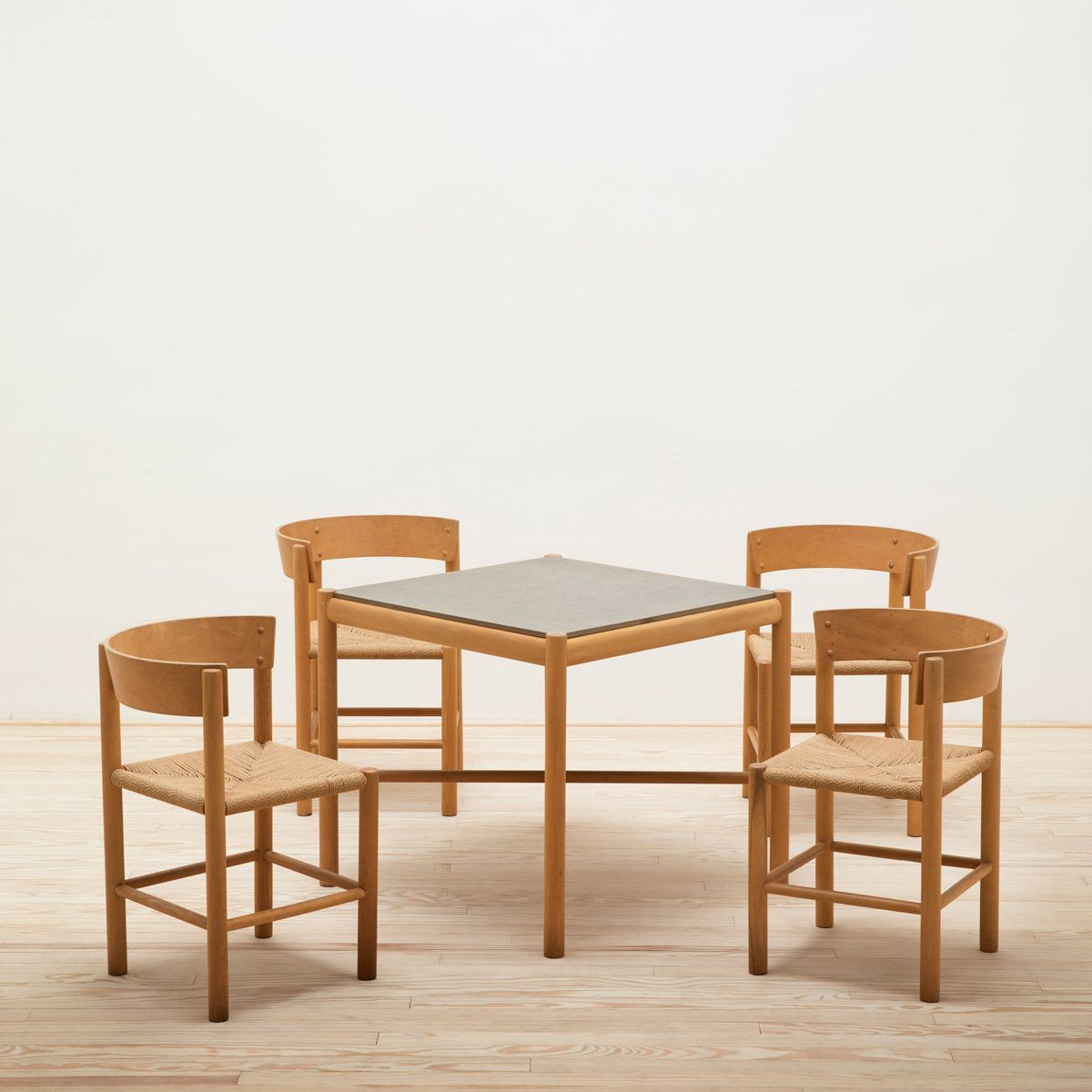 Mesa y 4 sillas de Mogens Lassen