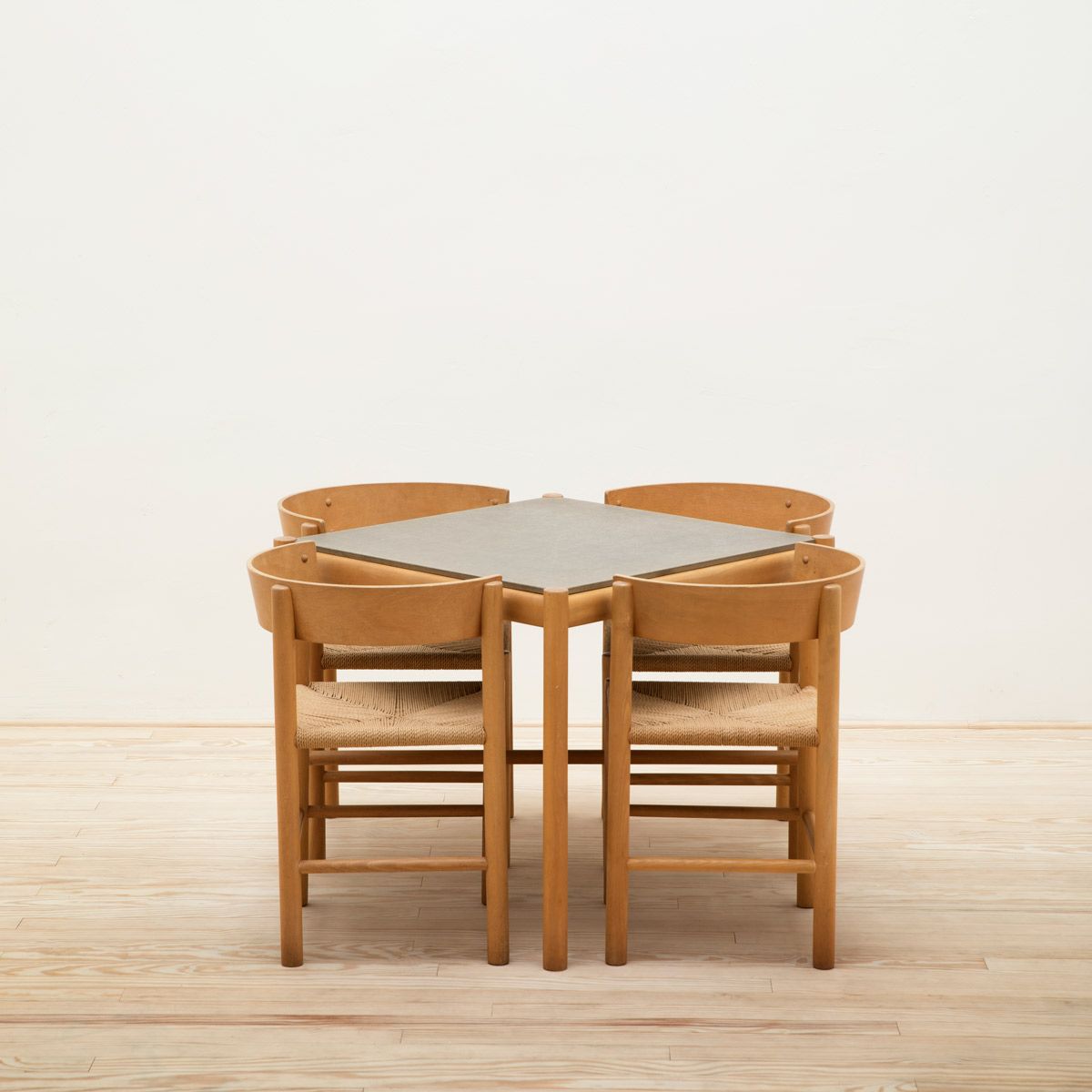 Mesa y 4 sillas de Mogens Lassen