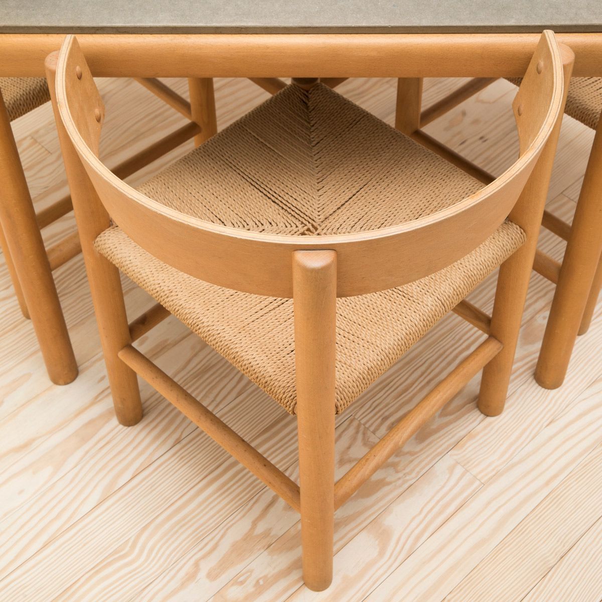 Mesa y 4 sillas de Mogens Lassen