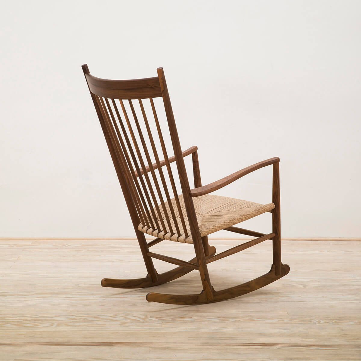 Mecedora J16 Rocking Chair Nogal - Fredericia