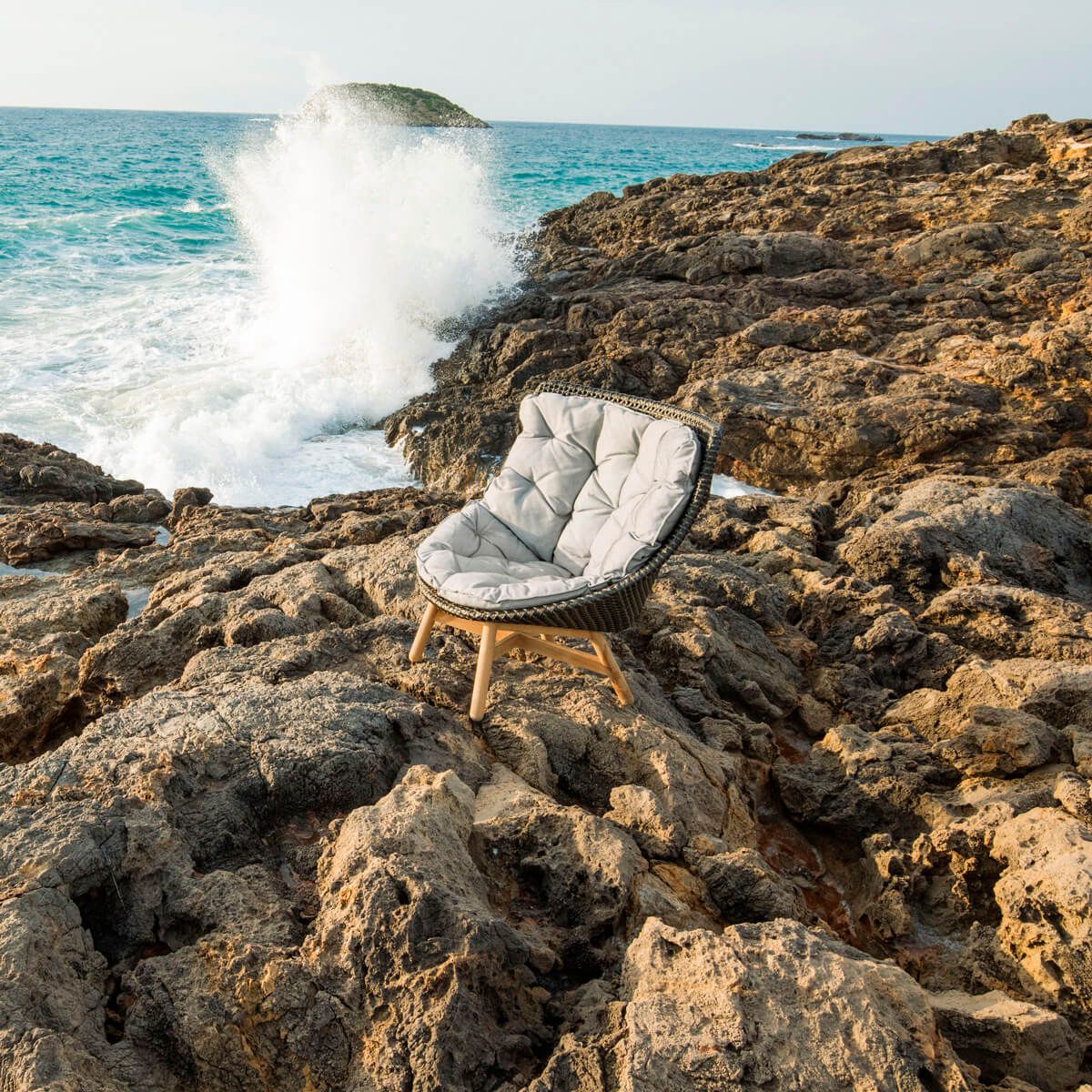 Sillón orejero Mbrace - Dedon Sillón orejero Mbrace con reposapiés - Dedon