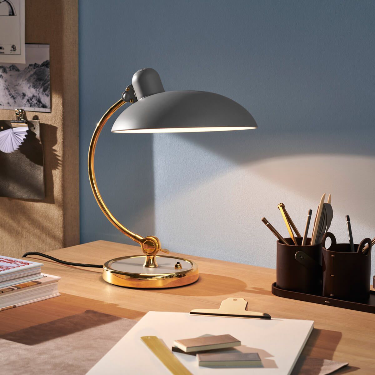 Lámpara Kaiser Idell 6631 Luxus Gris/Latón – Fritz Hansen