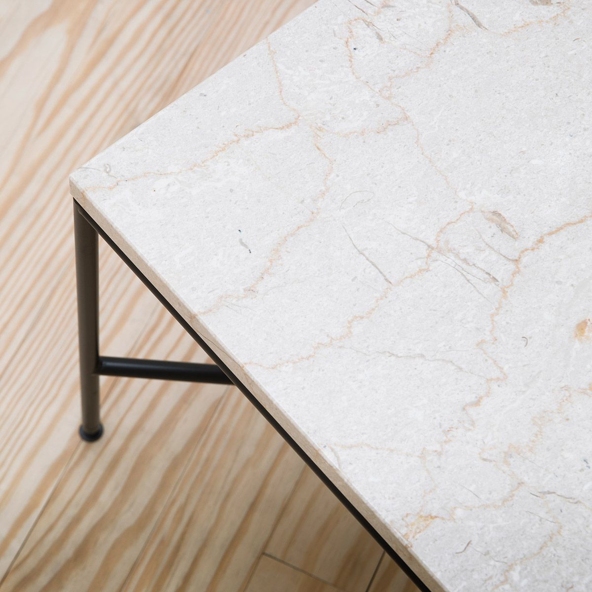 Mesa auxiliar Planner Crema - Fritz Hansen