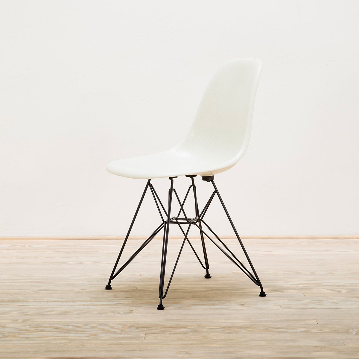 Silla Eames Fiberglass DSR Parchment