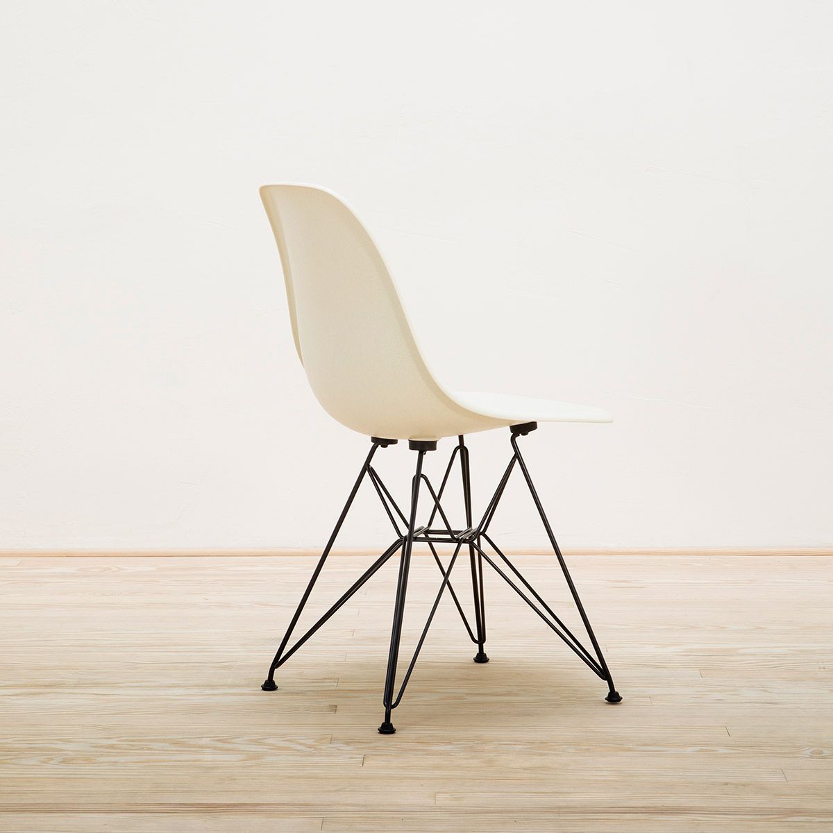 Silla Eames Fiberglass DSR Parchment