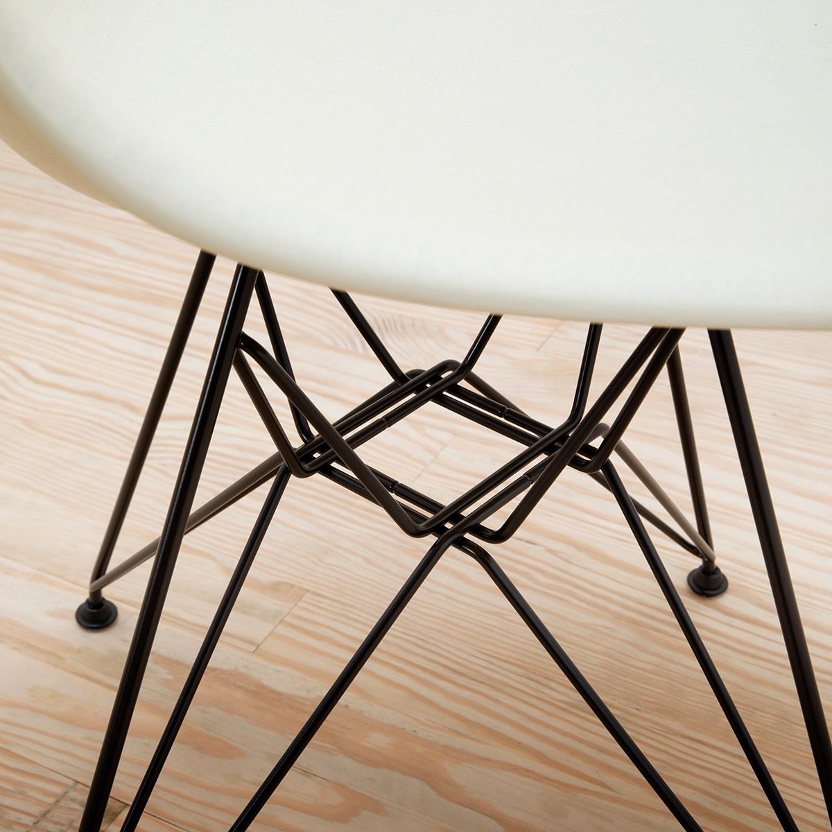 Silla Eames Fiberglass DSR Parchment