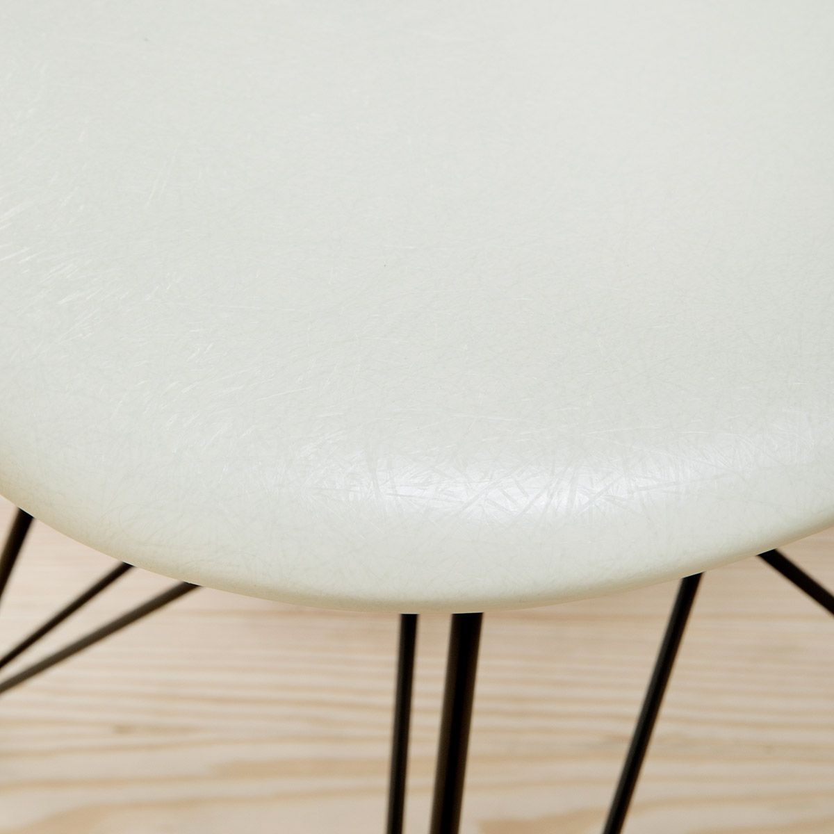 Silla Eames Fiberglass DSR Parchment