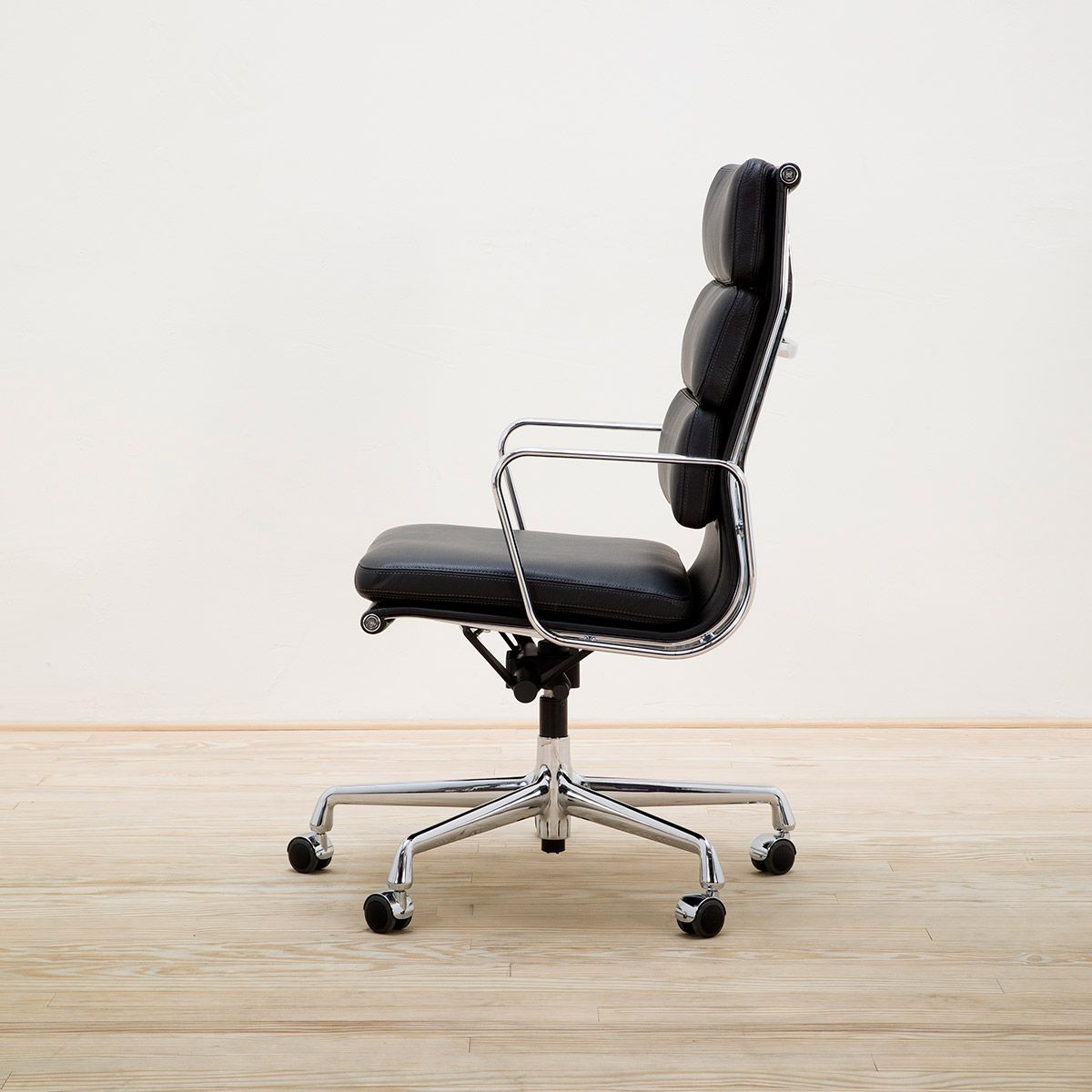 Sillón Soft Pad EA 219 Negro - Vitra