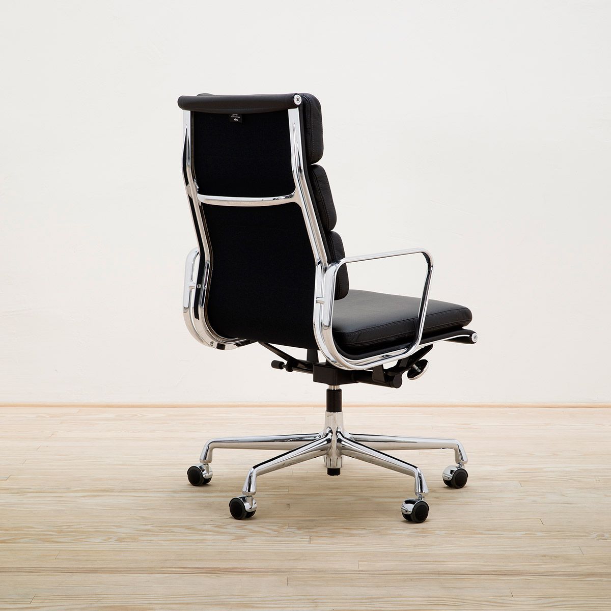 Sillón Soft Pad EA 219 Negro - Vitra