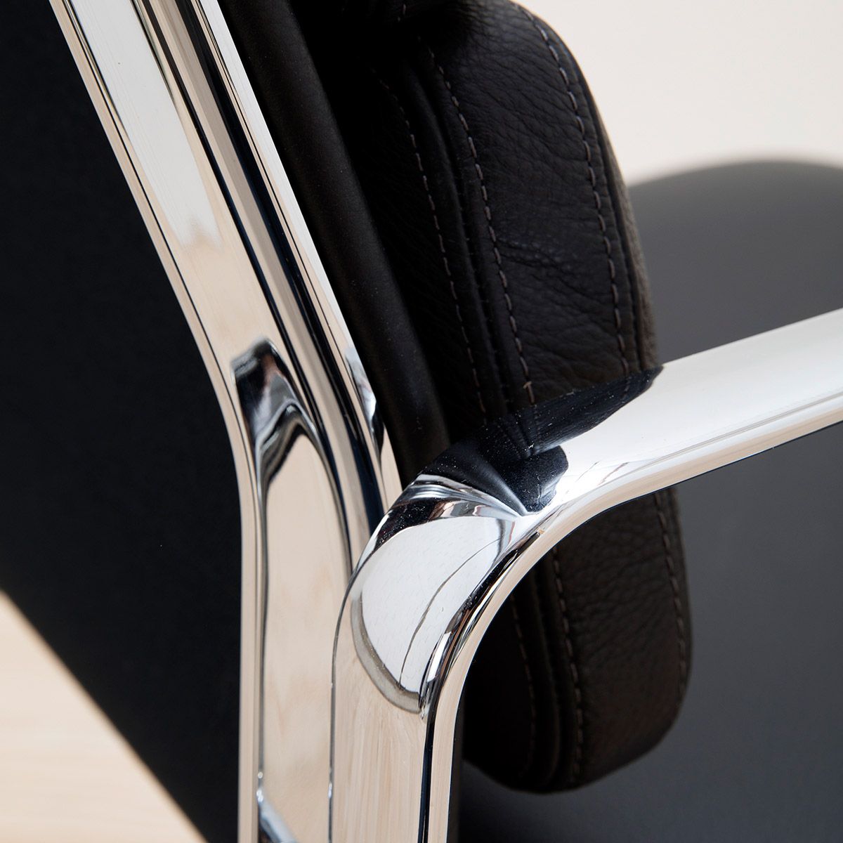 Sillón Soft Pad EA 219 Negro - Vitra