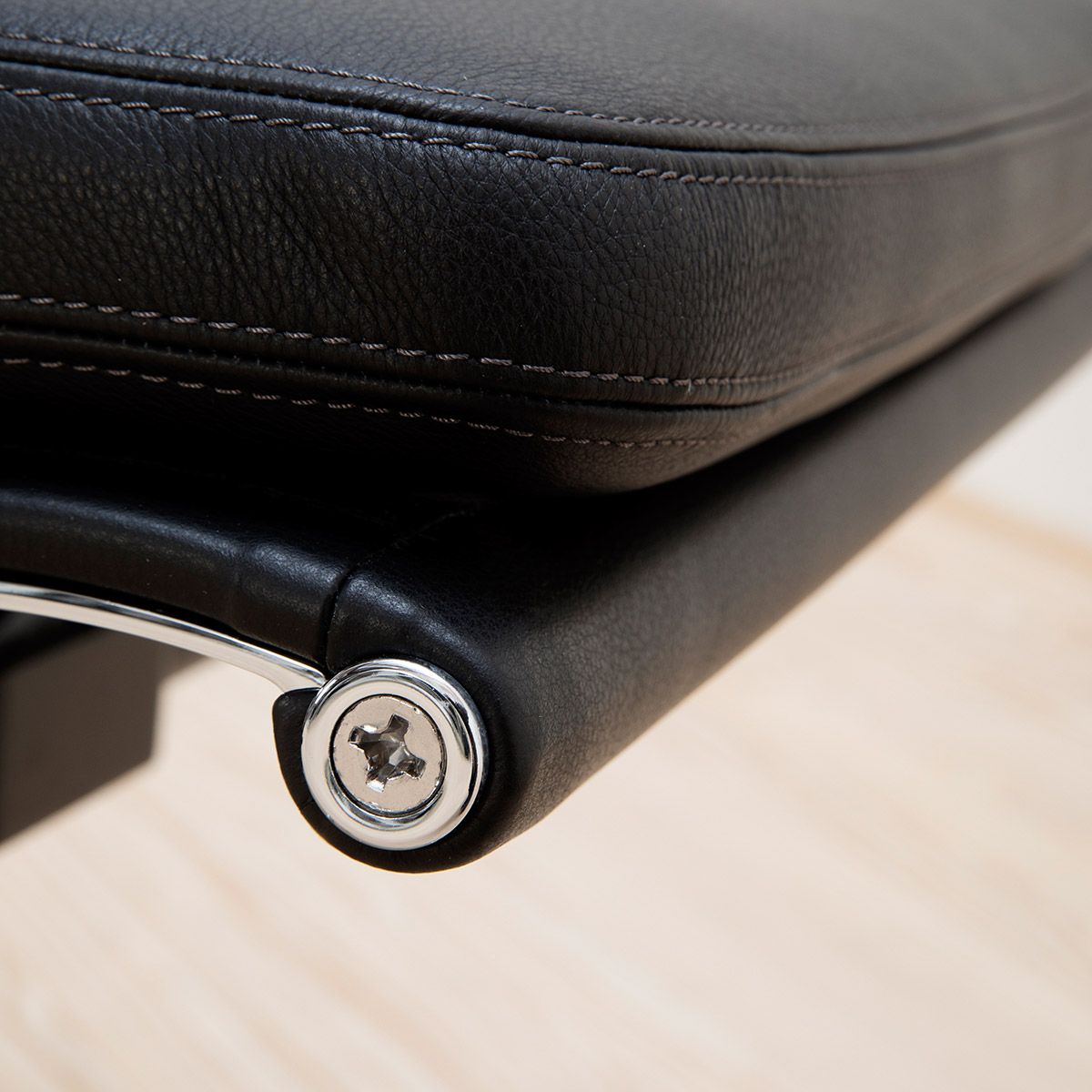 Sillón Soft Pad EA 219 Negro - Vitra