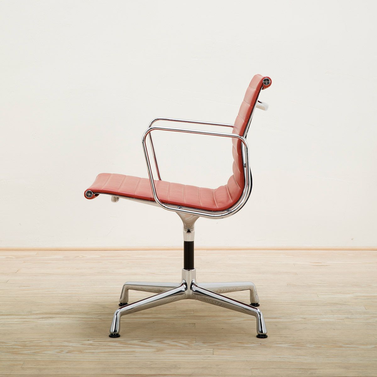 Silla Aluminium Chair EA 108 Rojo - Vitra
