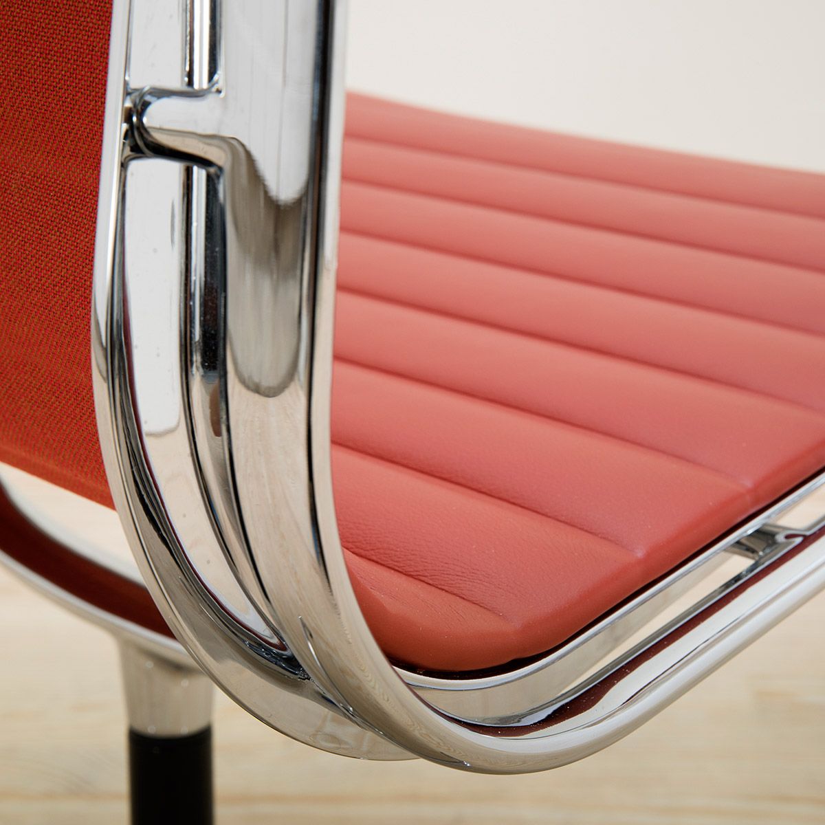 Silla Aluminium Chair EA 108 Rojo - Vitra