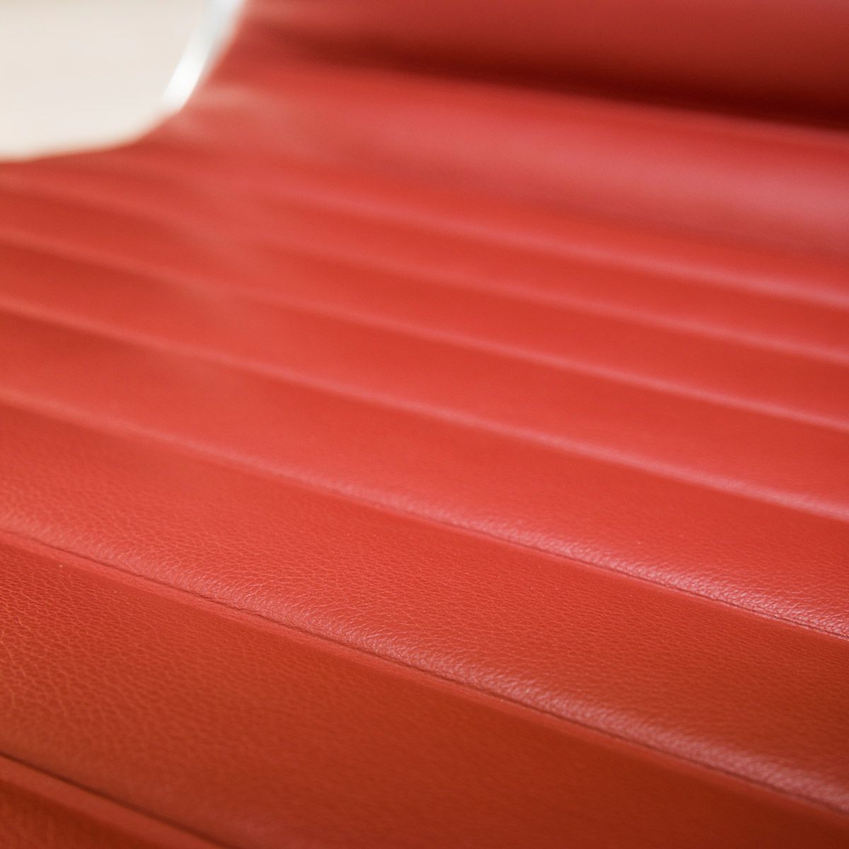 Silla Aluminium Chair EA 108 Rojo - Vitra