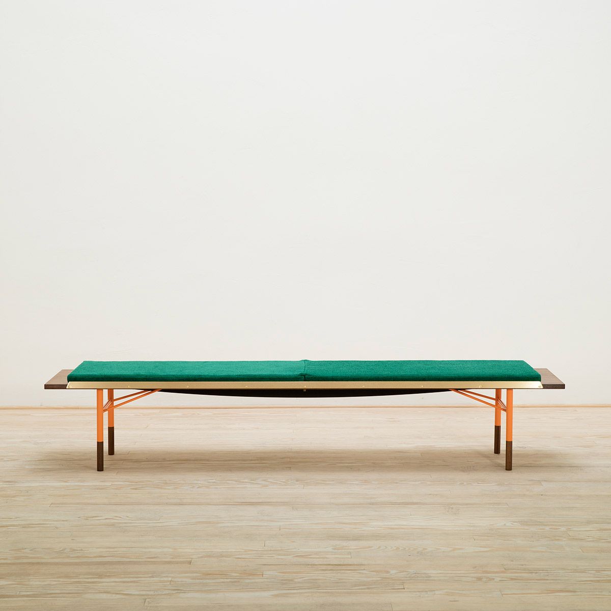 Banco Bench Brass 225 Nogal - OneCollection