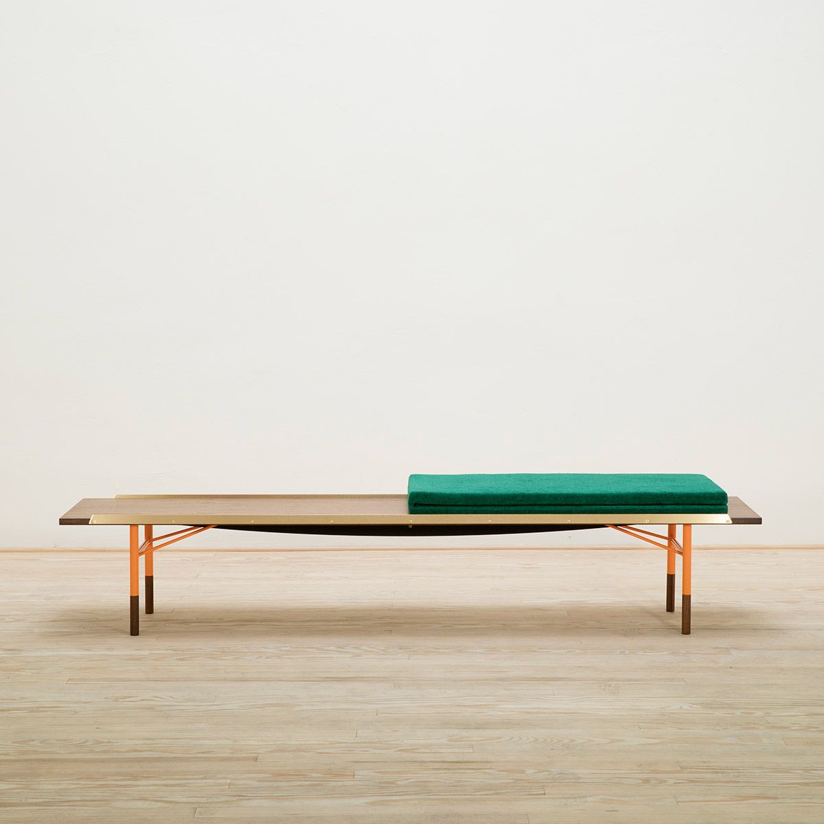 Banco Bench Brass 225 Nogal - OneCollection
