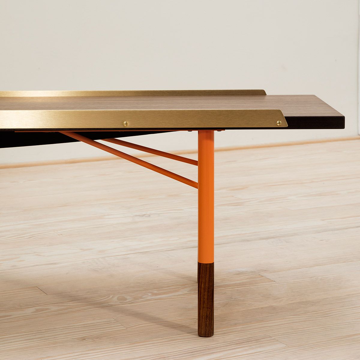 Banco Bench Brass 225 Nogal - OneCollection