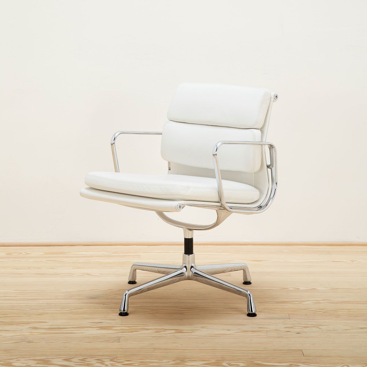 Sillón Soft Pad EA 208 Blanco - Vitra (copia)