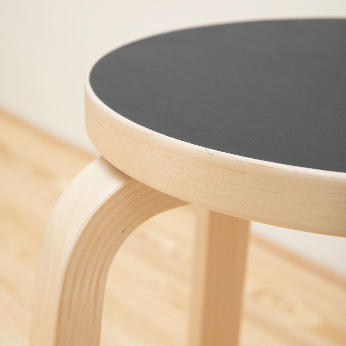 Taburete Bar Stool 64 Linóleo - Artek