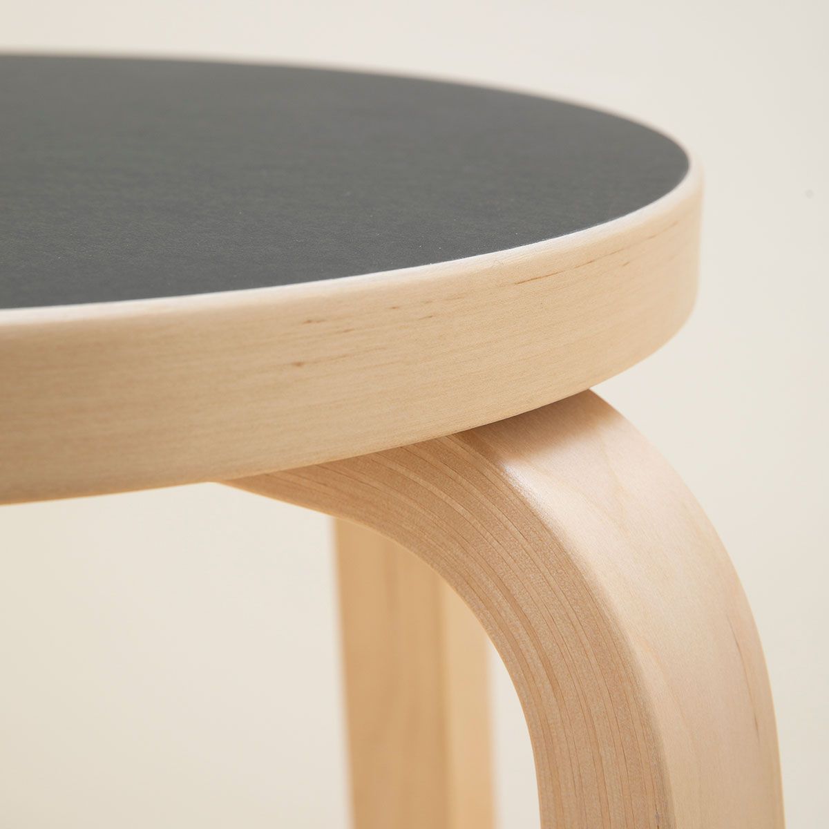 Taburete Bar Stool 64 Linóleo - Artek
