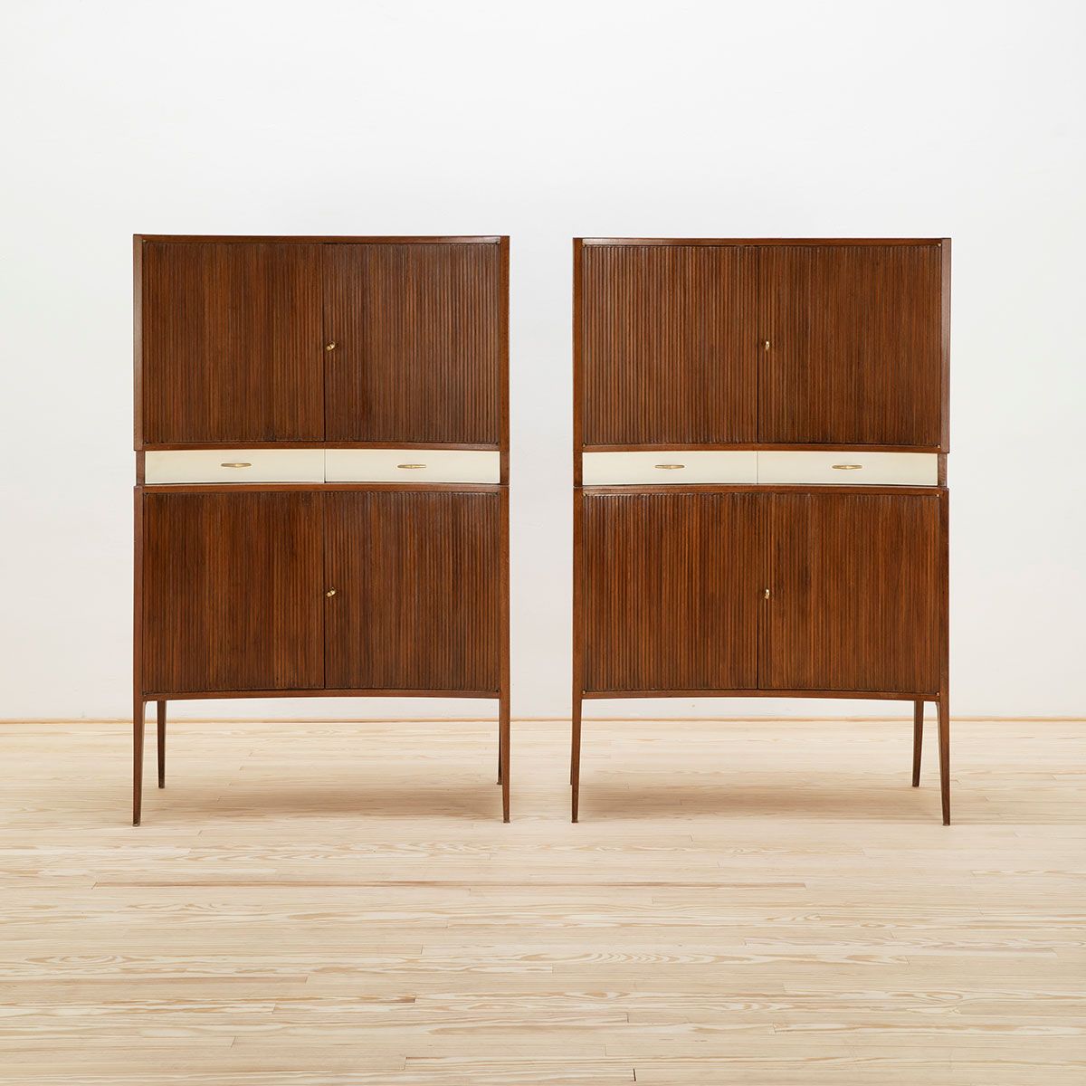 Pareja única de aparadores de los años 50 diseñada por Giuglielmo Ulrich.