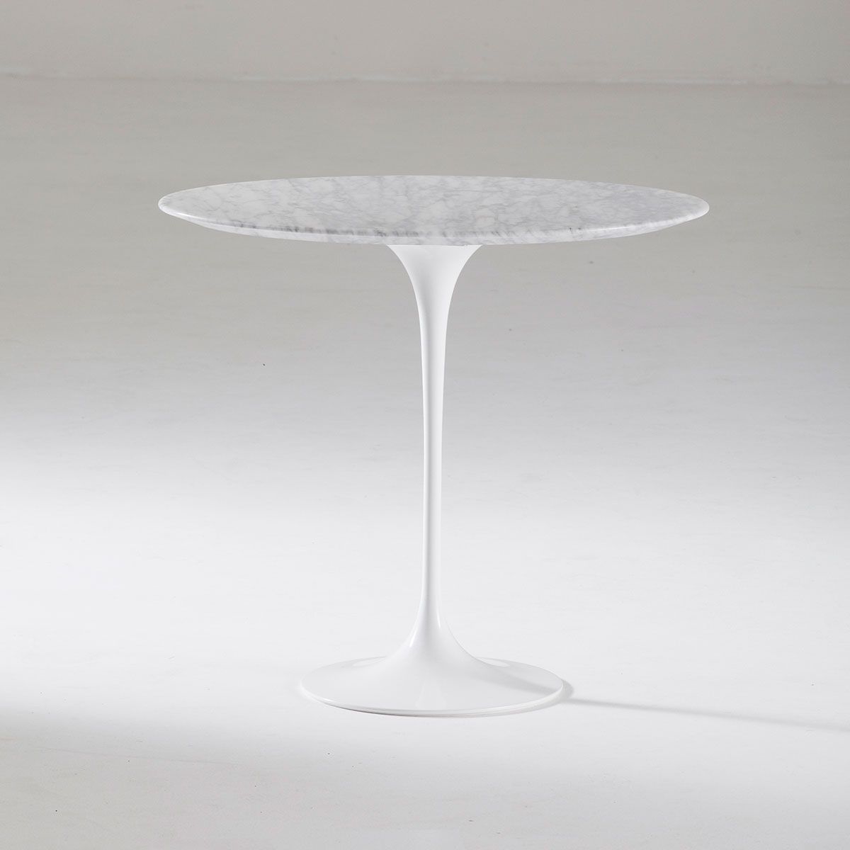 Mesa auxiliar Tulip Saarinen Oval - Knoll