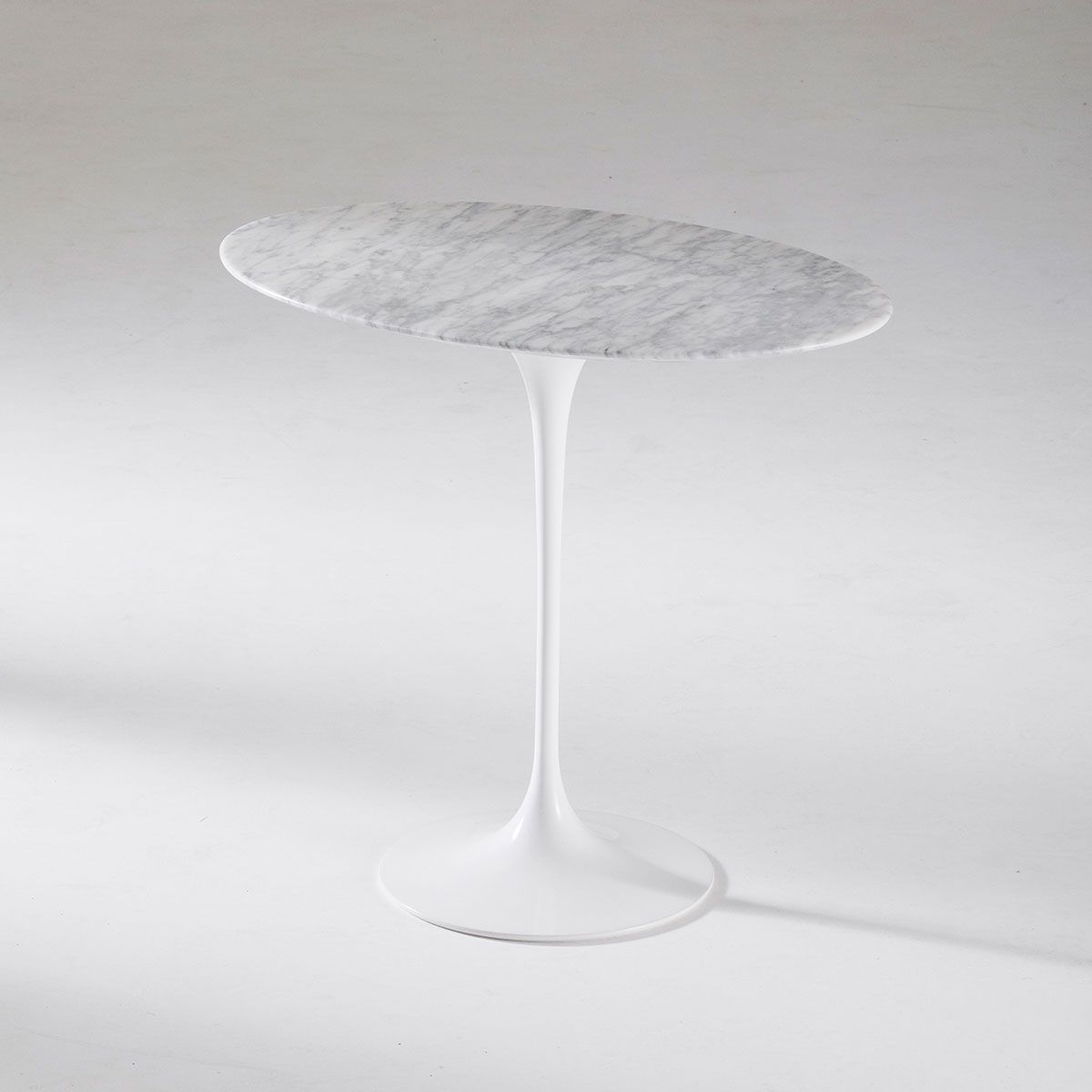 Mesa auxiliar Tulip Saarinen Oval - Knoll