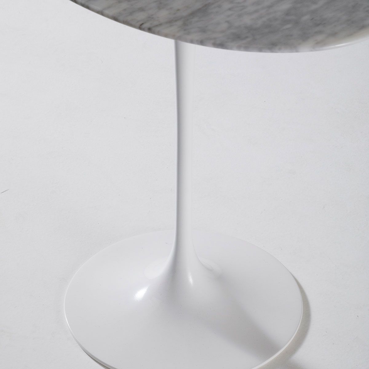 Mesa auxiliar Tulip Saarinen Oval - Knoll