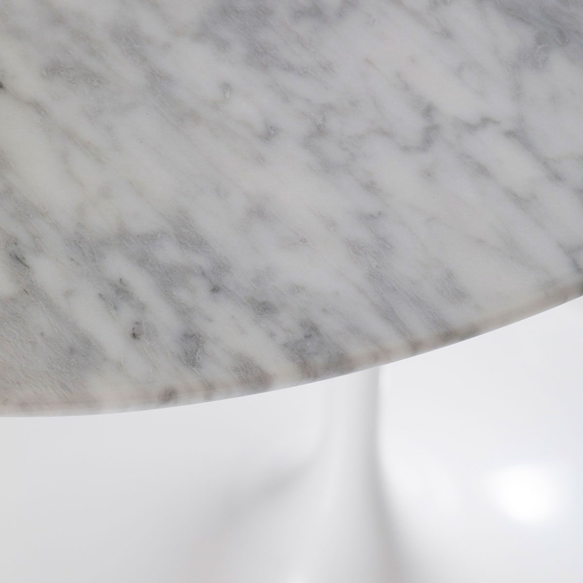 Mesa auxiliar Tulip Saarinen Oval - Knoll