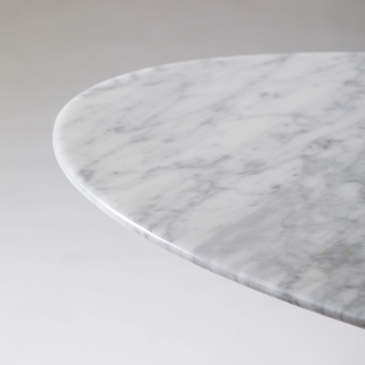Mesa auxiliar Tulip Saarinen Oval - Knoll