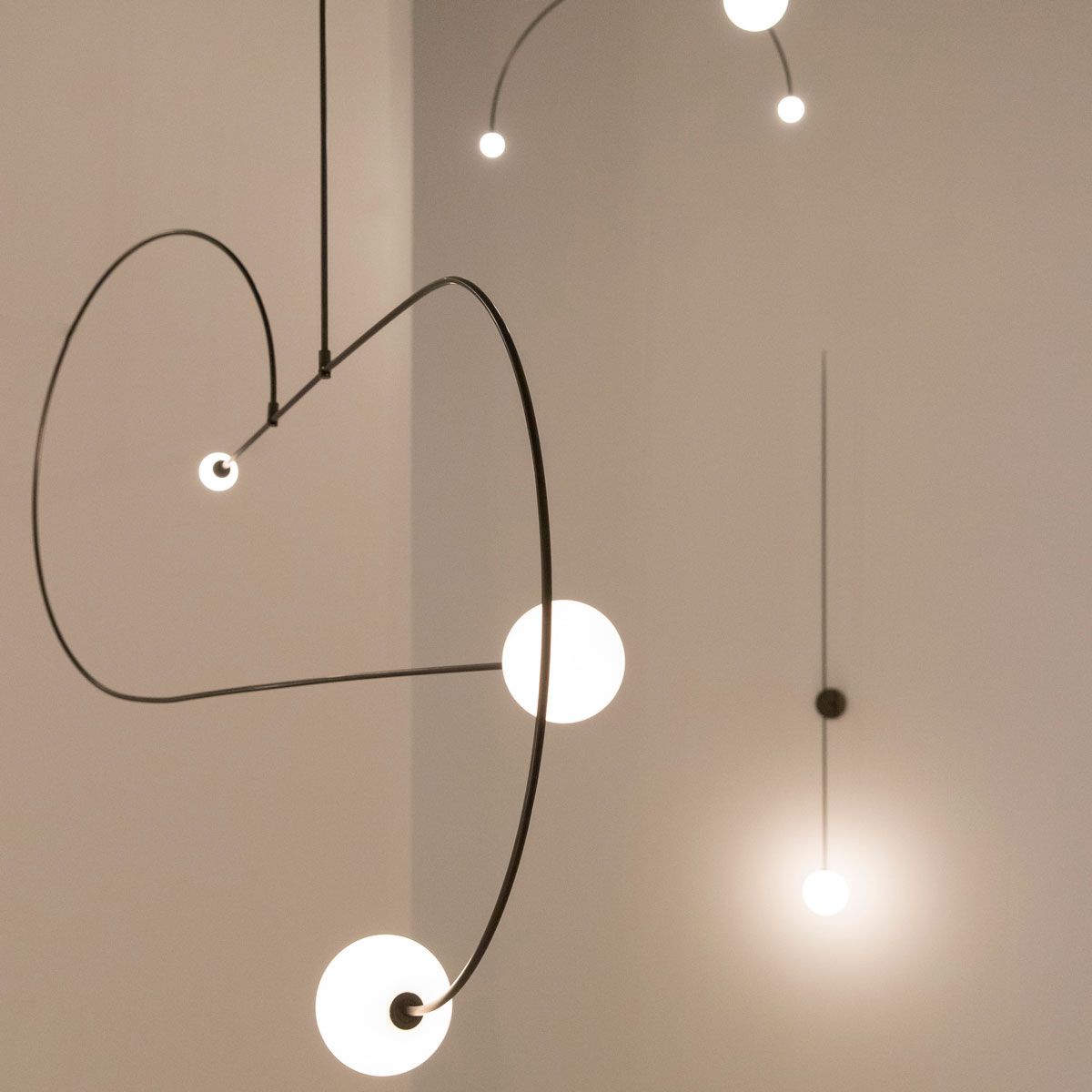 Lámpara Mobile Chandelier 13 - Michael Anastassiades Lámpara Mobile Chandelier 13 - Michael Anastassiades