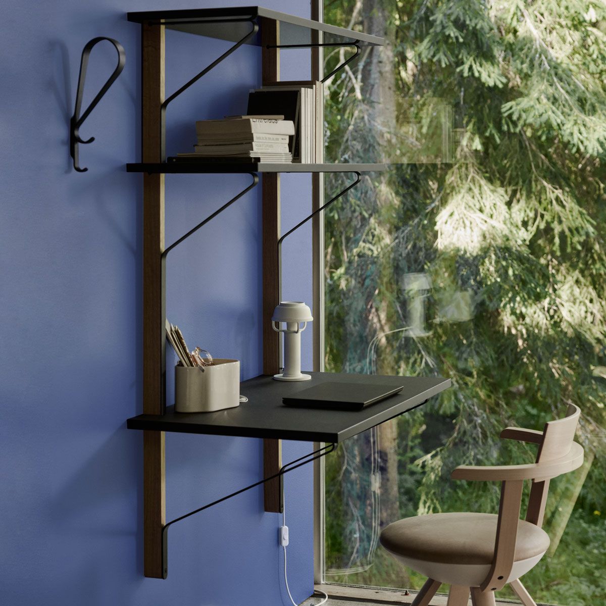Estantería Kaari Vertical con escritorio - Artek