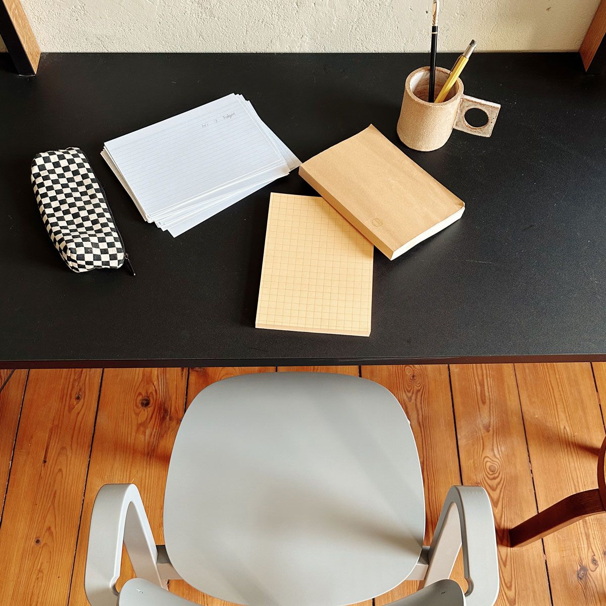 Estantería Kaari Vertical con escritorio - Artek