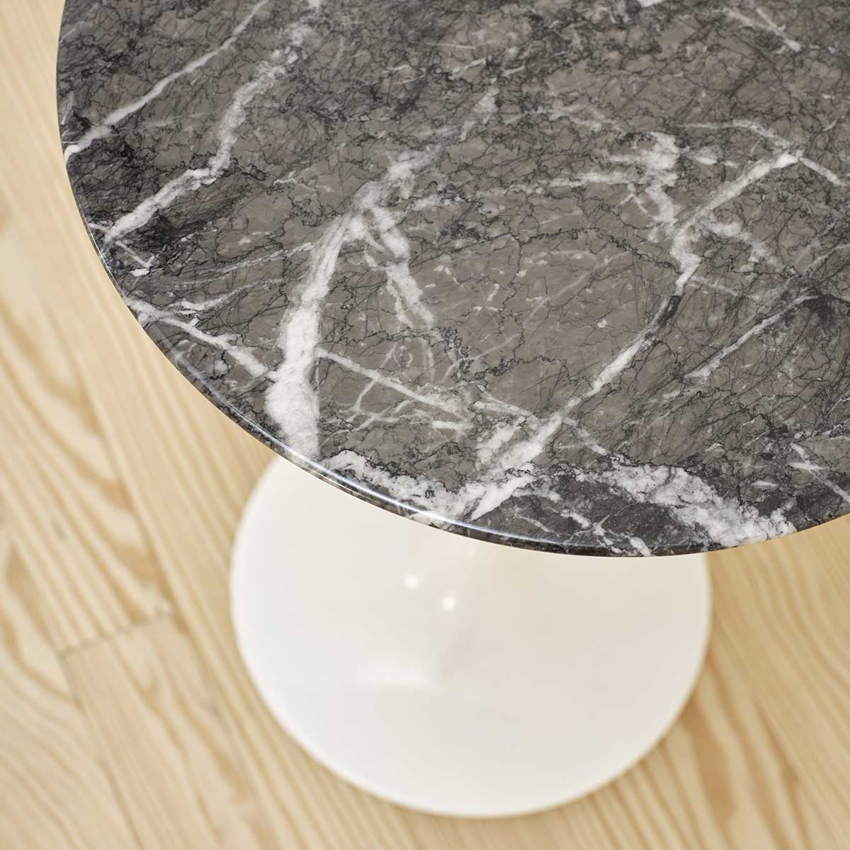 Mesa auxiliar Tulip Saarinen 41 Gris Carnico - Knoll