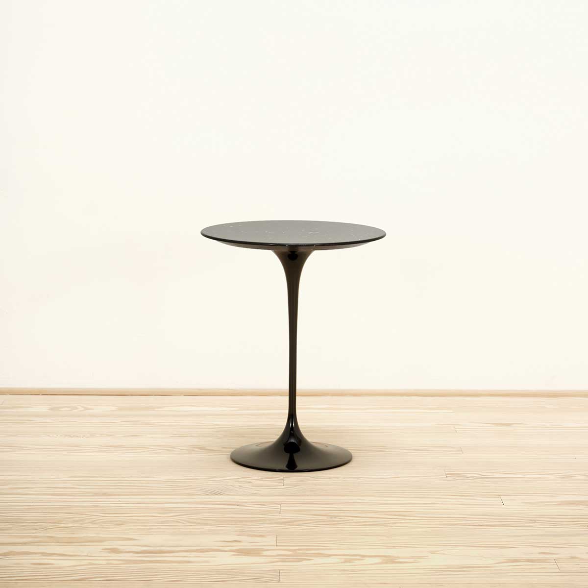 Mesa auxiliar Tulip Saarinen 41 Negro Marquina - Knoll (copia)