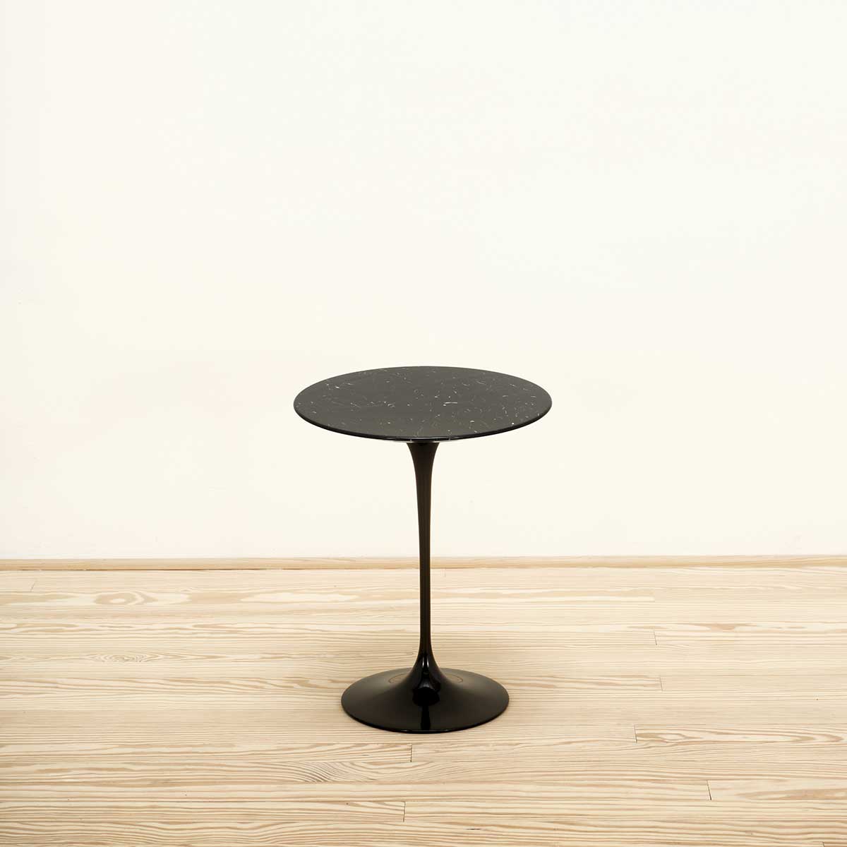 Mesa auxiliar Tulip Saarinen 41 Negro Marquina - Knoll