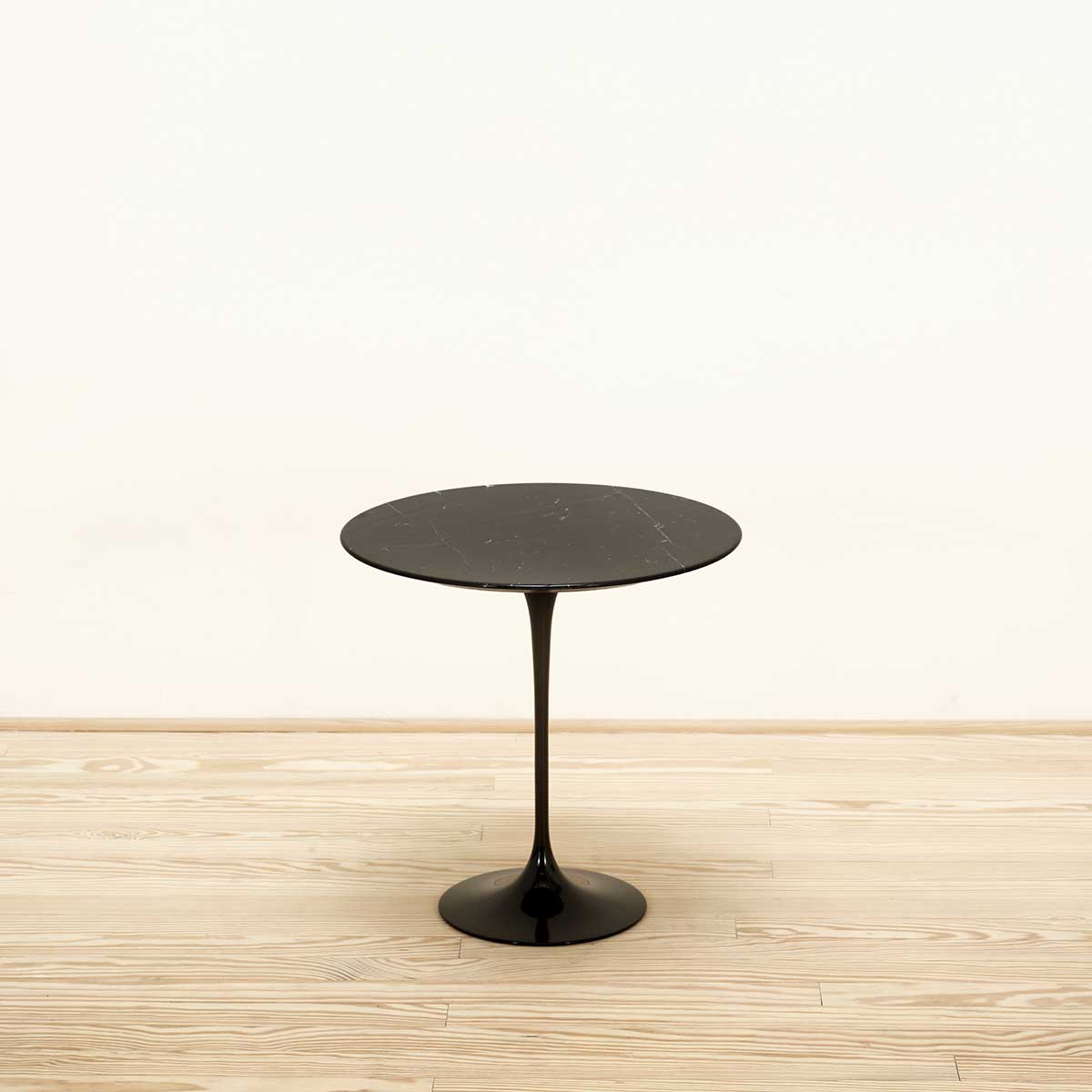 Mesa auxiliar Tulip Saarinen 51 Negro Marquina - Knoll Mesa auxiliar Tulip Saarinen 51 Negro Marquina - Knoll