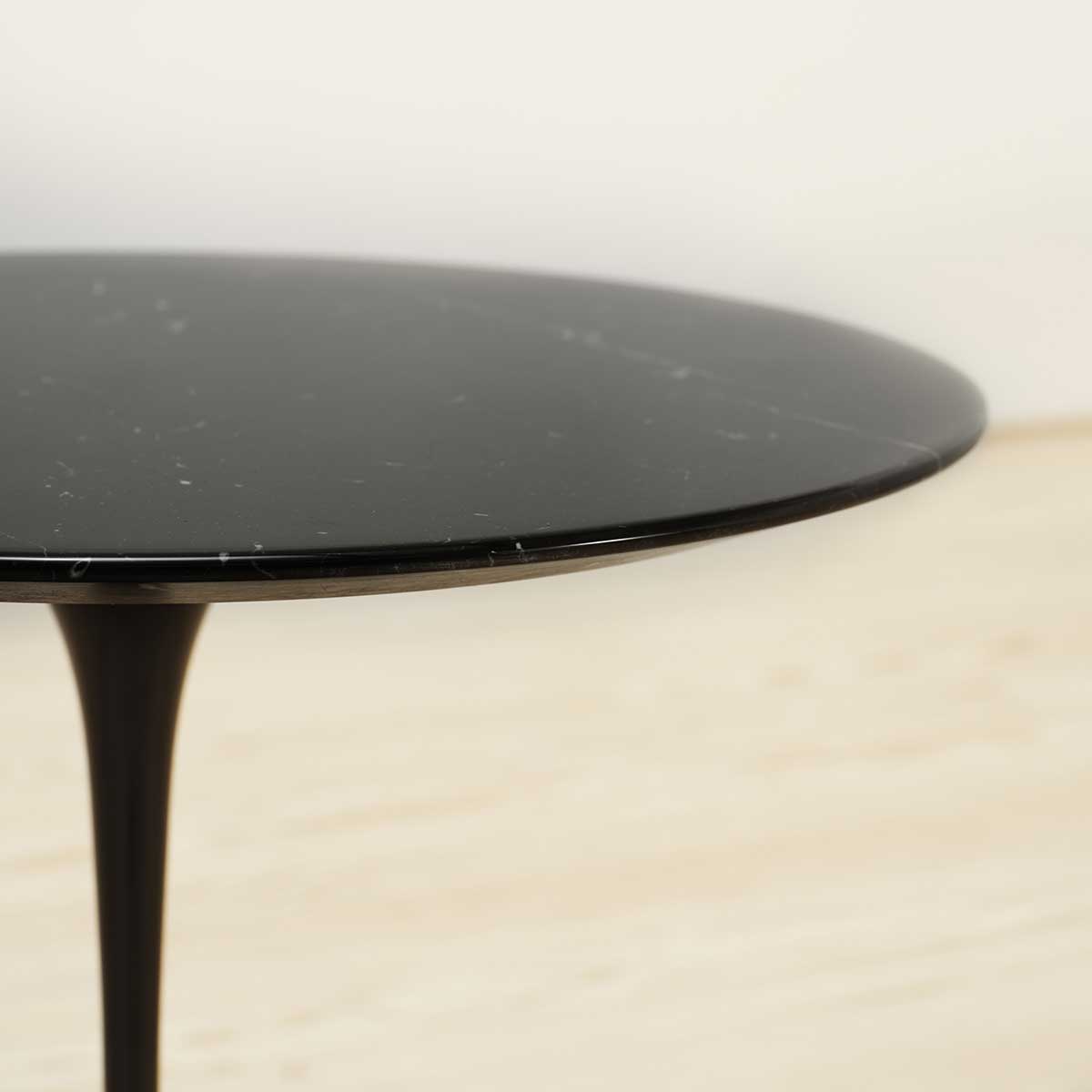 Mesa auxiliar Tulip Saarinen 51 Negro Marquina - Knoll Mesa auxiliar Tulip Saarinen 51 Negro Marquina - Knoll